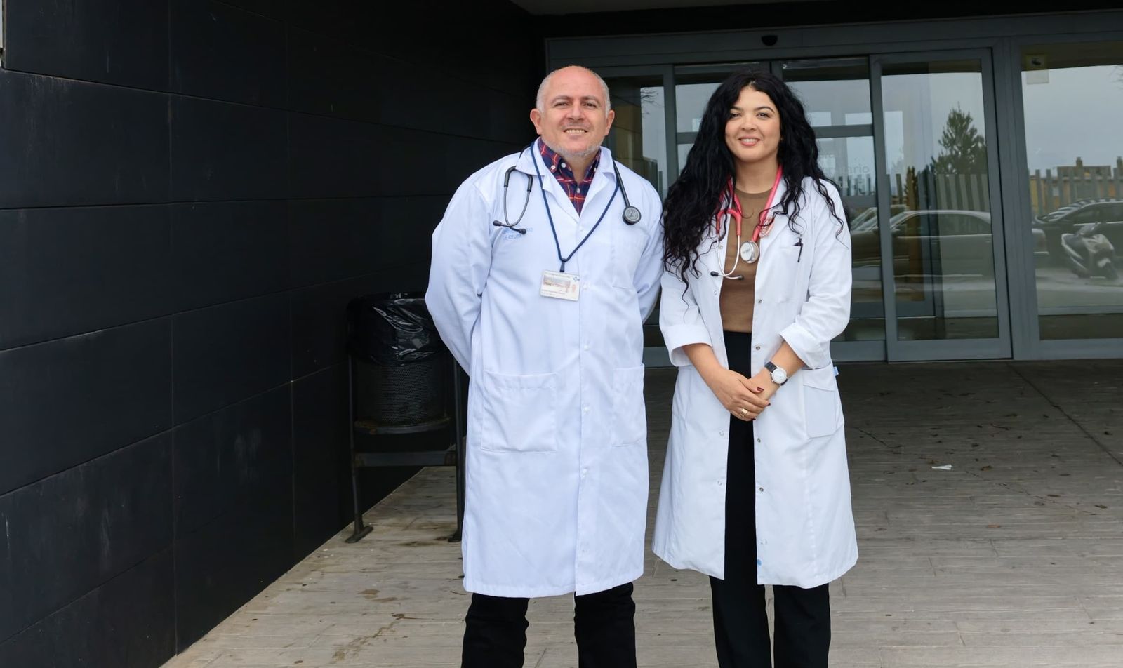 Los oncólogos del HUCE, Hanan Ahmed y Hassan Bennis, a las puertas del Hospital de Día