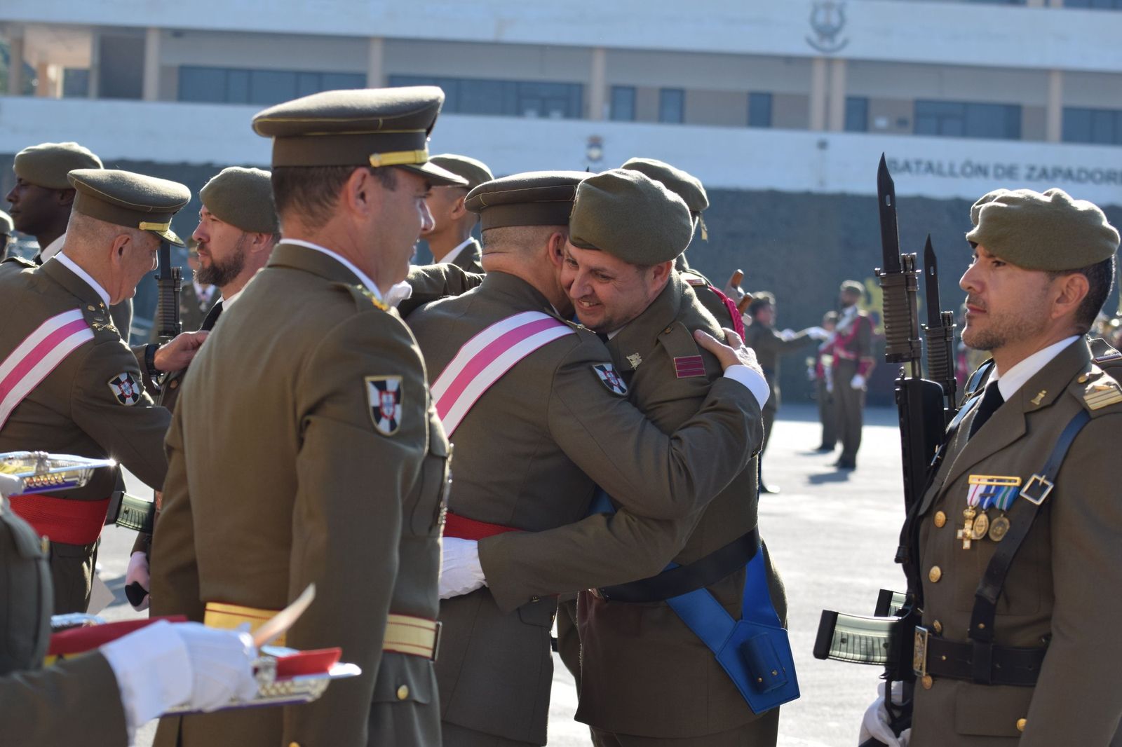 El Regimiento de Ingenieros 7 honra a San Fernando en una solemne parada militar en El Jaral
