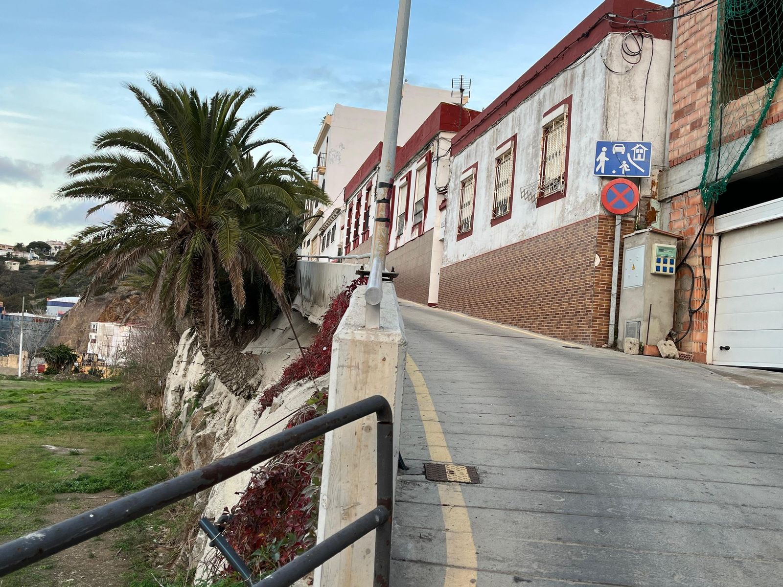 Actuación de emergencia en Alcalá del Valle para evitar el colapso de la vía