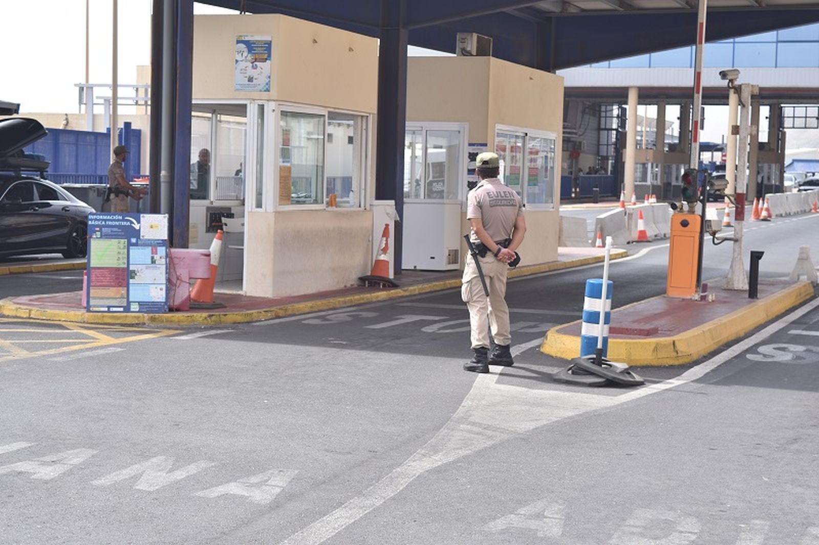Uno de los trabajadores de EULEN vigilando en la Frontera del Tarajal. / FOTO NICOL´S