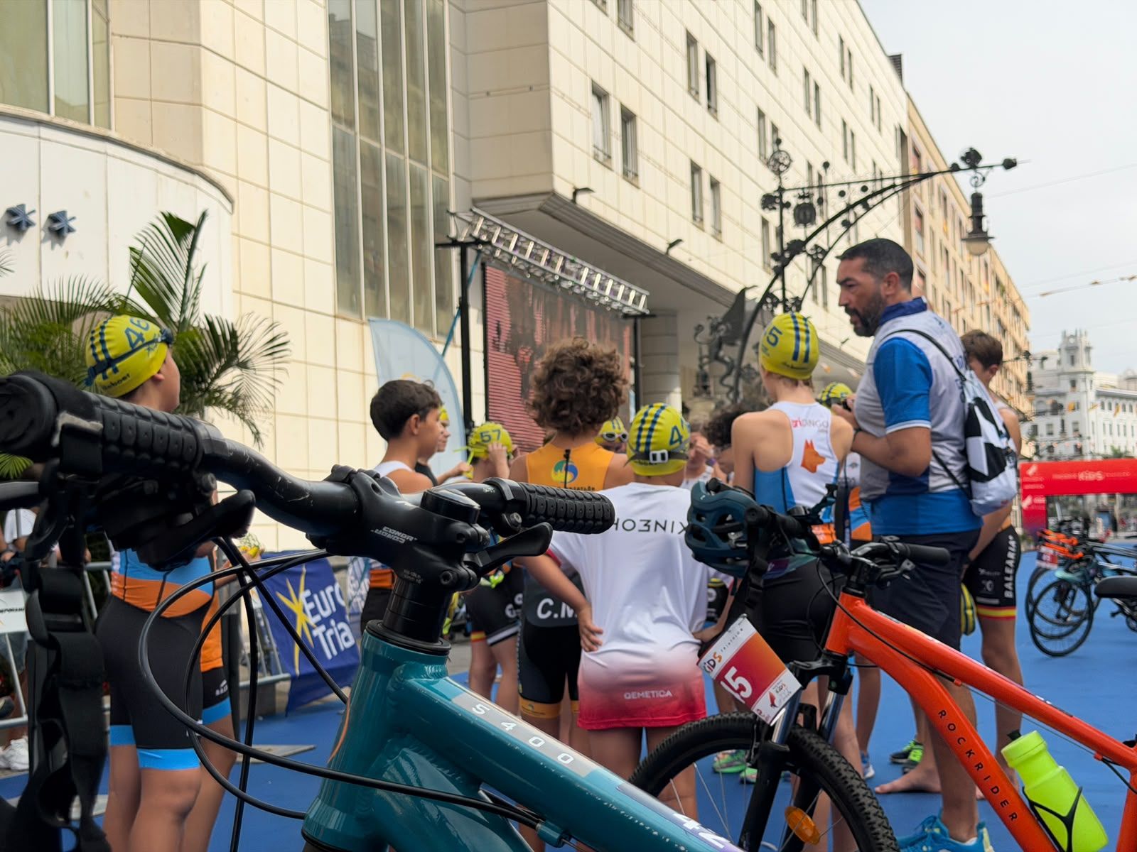Los aficionados al triatlón en Ceuta se reúnen para participar en el Acuatlón Popular 'Juan Mur' y en la Phoenix Kids Triathlon