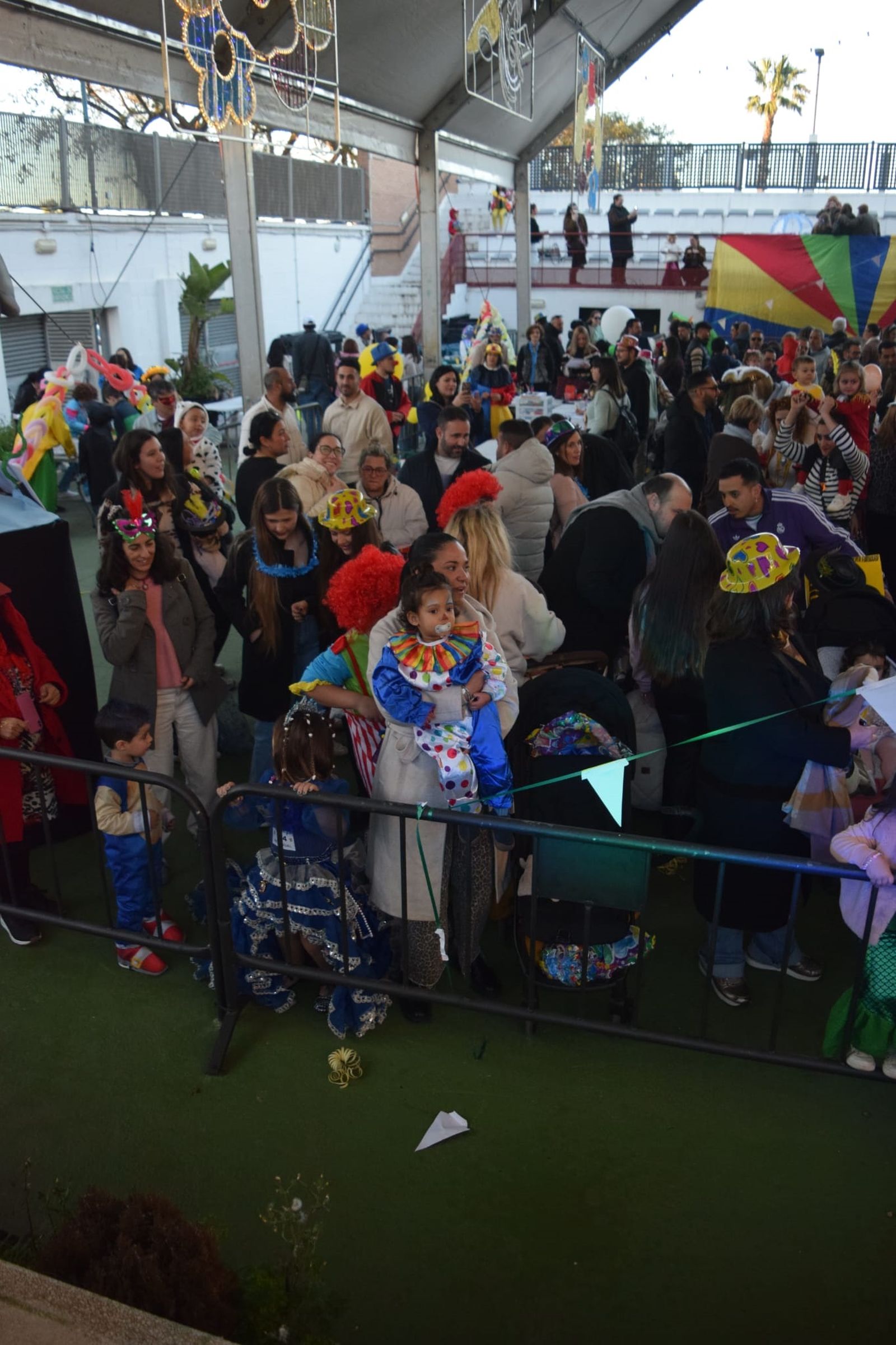 El concurso de carnaval infantil disfraza el Auditorio de la Marina con motivos de circo