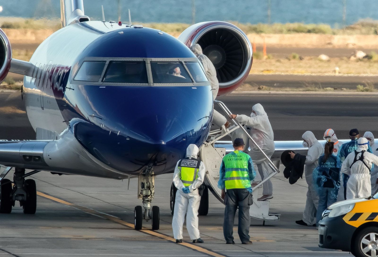 Pasajeros del "MV Hondius" embarcan en un avión camino de su país