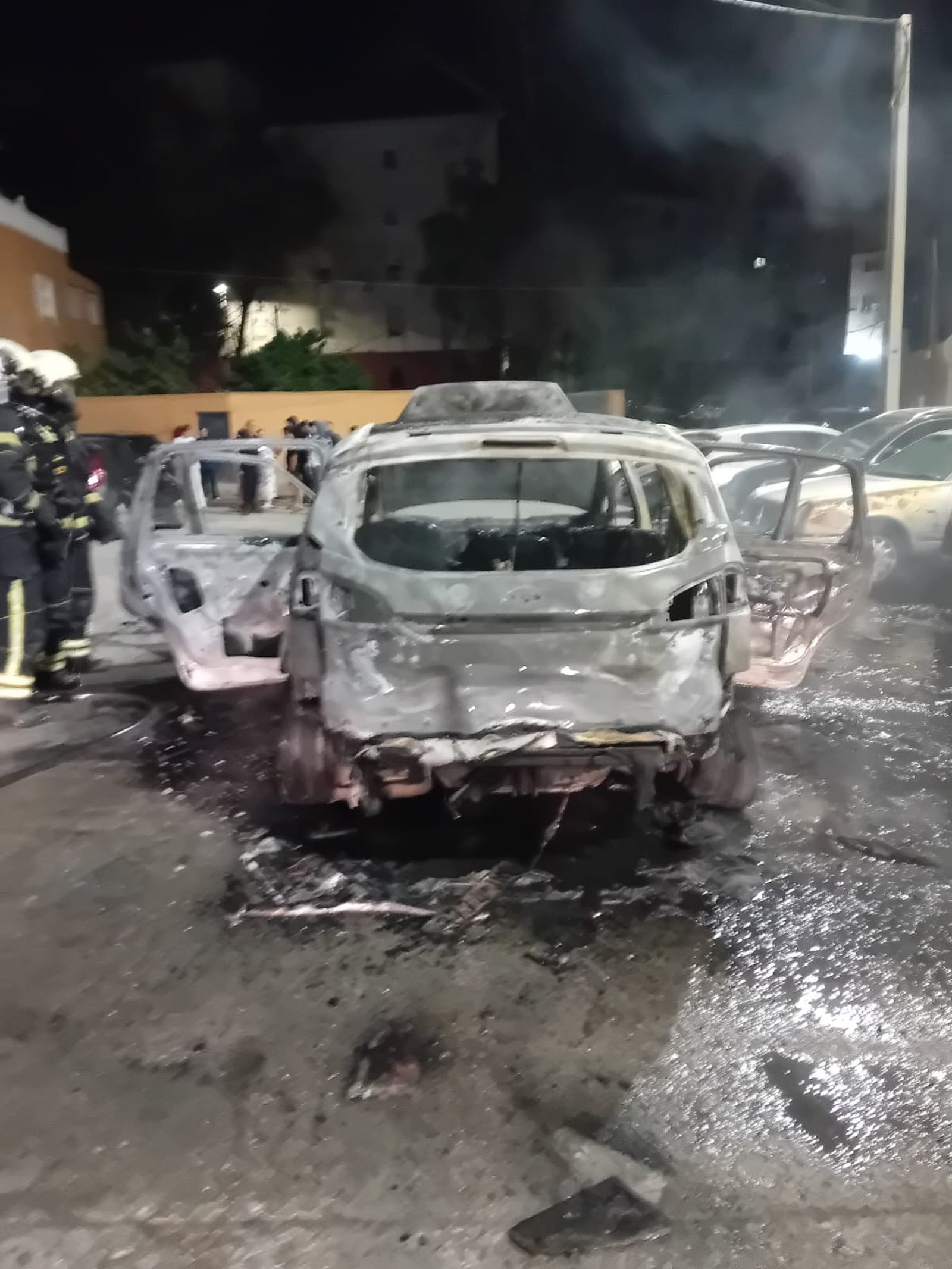 Imágenes de los vehículos calcinados la pasdaa madrugada junto al CEIP Reina Sofía