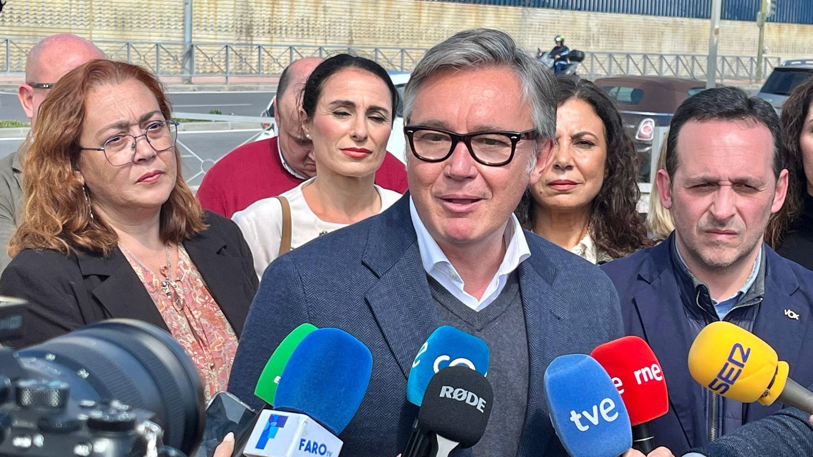 El portavoz del Grupo Vox en el Parlamento andaluz, Manuel Gavira, comparece ante la prensa durante una visita a Ceuta