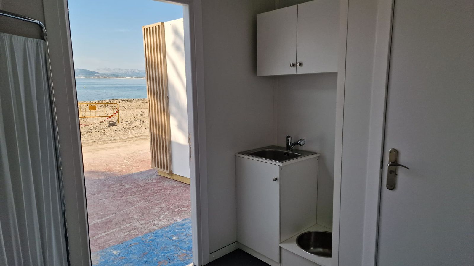 Se han renovado todos los módulos en las playas de Ceuta con una tamaño de 3x3 metros