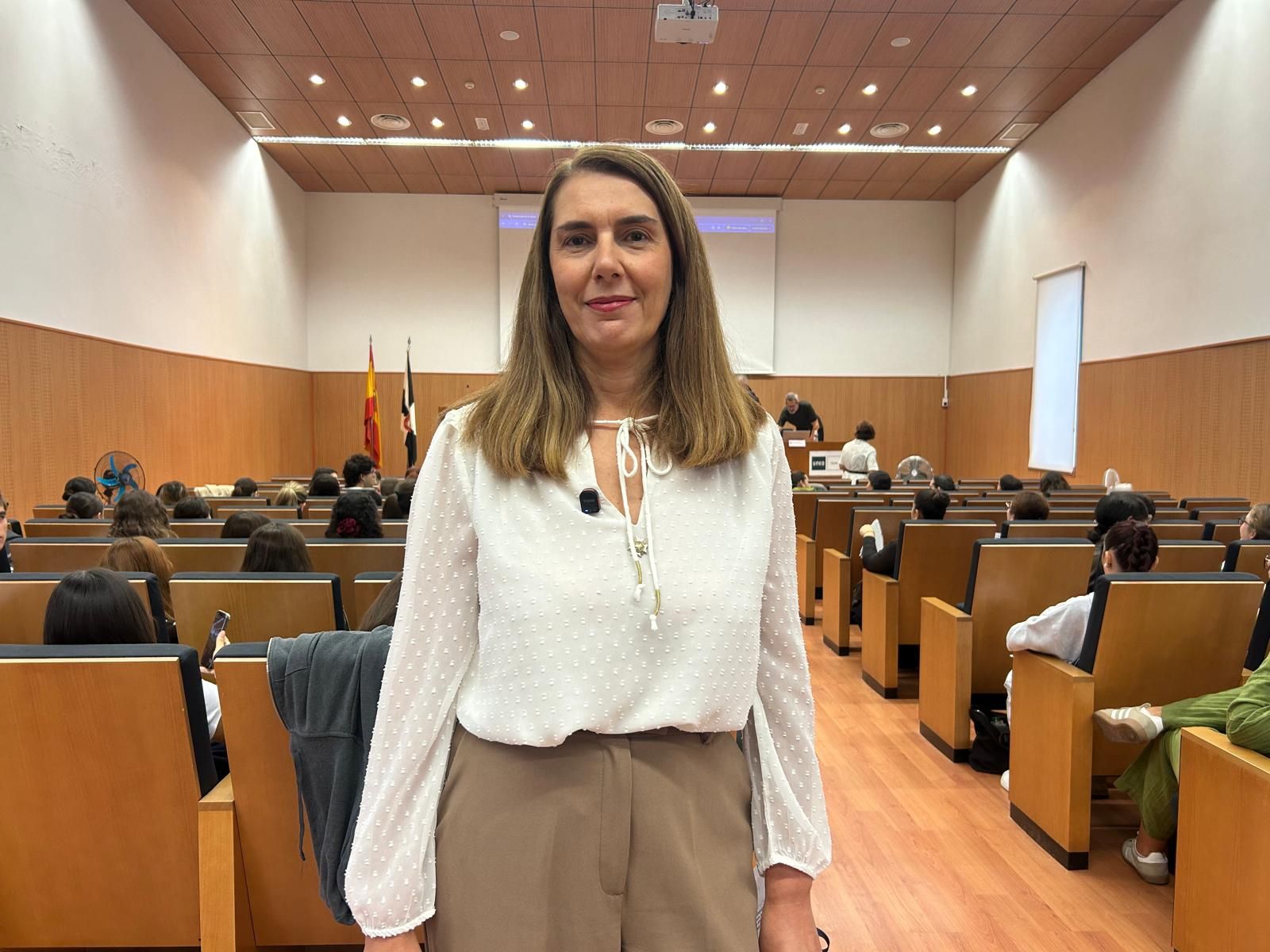 La presidenta del Colegio de Enfermería de Ceuta, Rosa Fuentes, en el salón de actos de la UGR