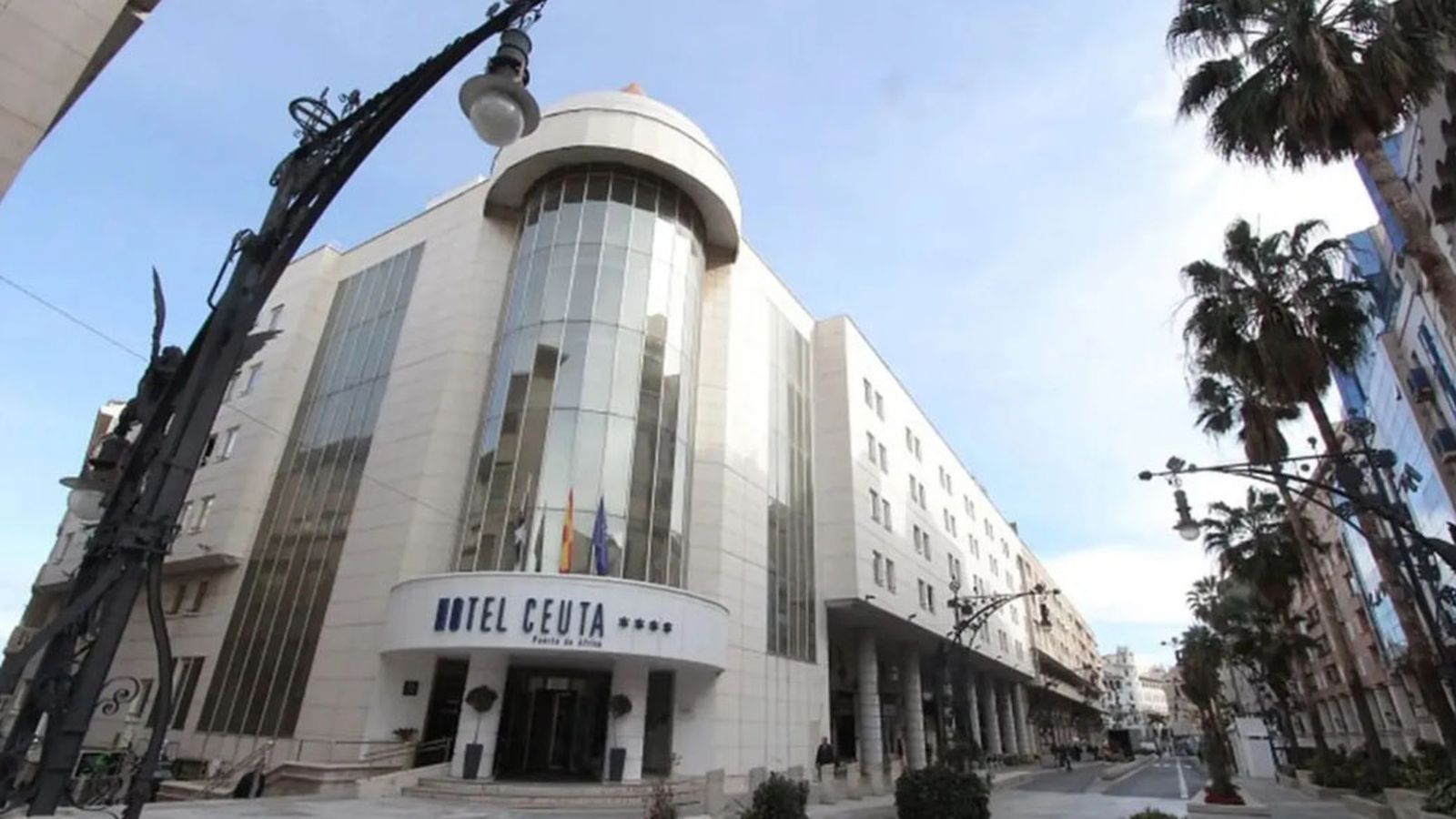 Fachada del hotel Puerta de África