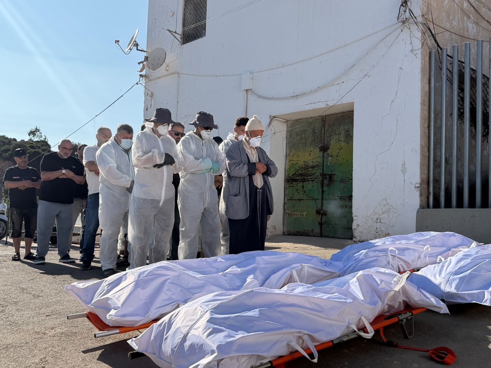 Comienzan a enterrar 18 cuerpos de los más de 80 acumulados en el Hospital Militar tras el 30-J