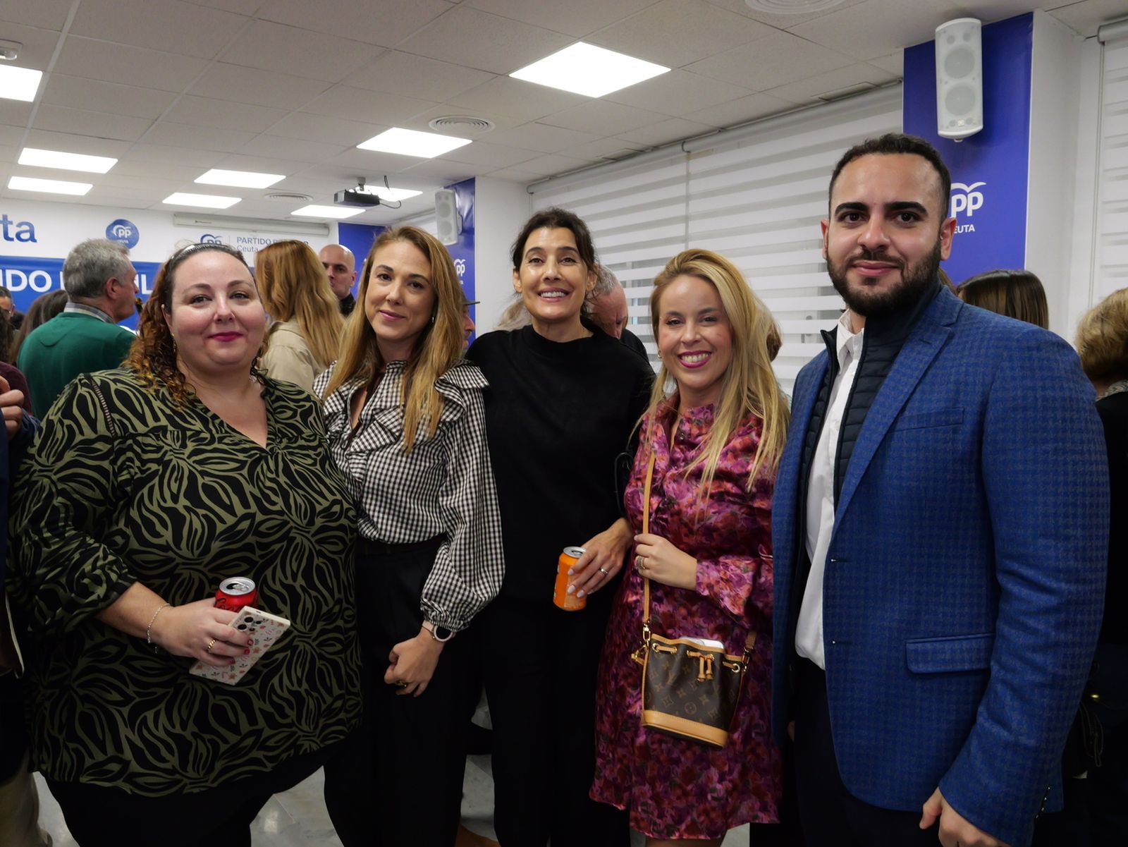 Vivas sugiere un relevo futuro y reivindica su gestión en la copa navideña del PP