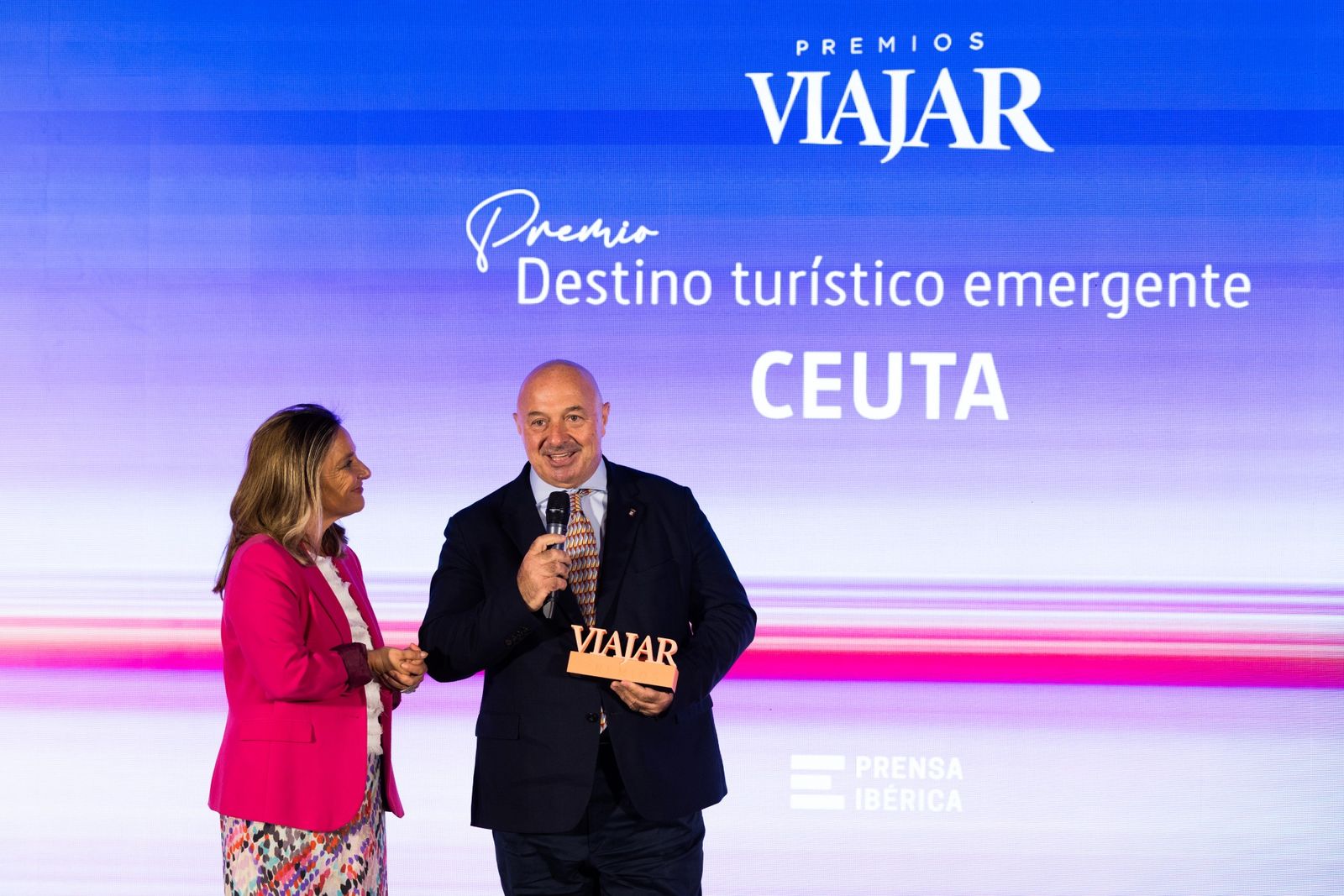 Nicola Cecchi, consejero de Turismo, recogiendo  el premio 'Destino Turístico Emergente' otorgado  por los premios  VIAJAR