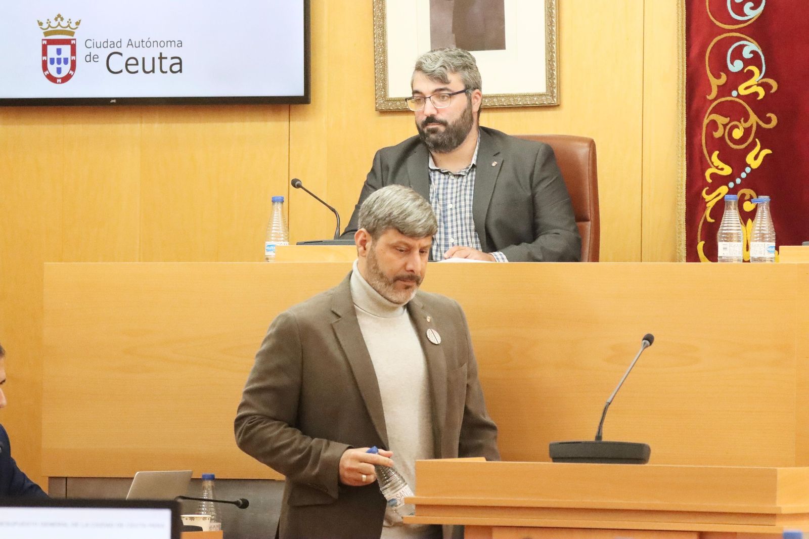 Mustafa llegando al atril de la asamblea