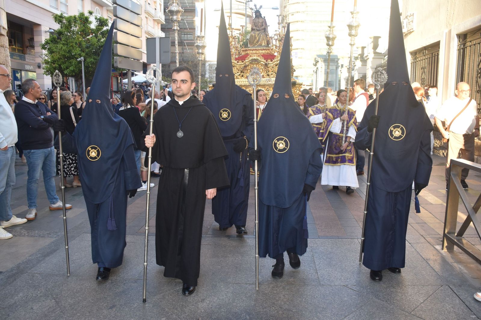 Aroma cofrade y estudiantil: Las Penas reina en el Jueves Santo