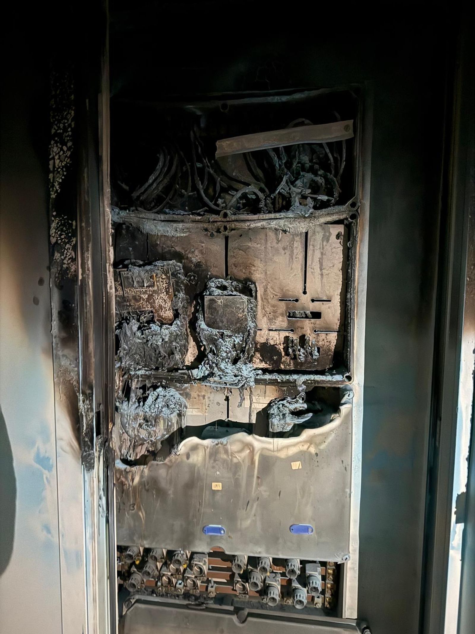 Cuadro eléctrico quemado en el incendio del edificio de Los Reyes