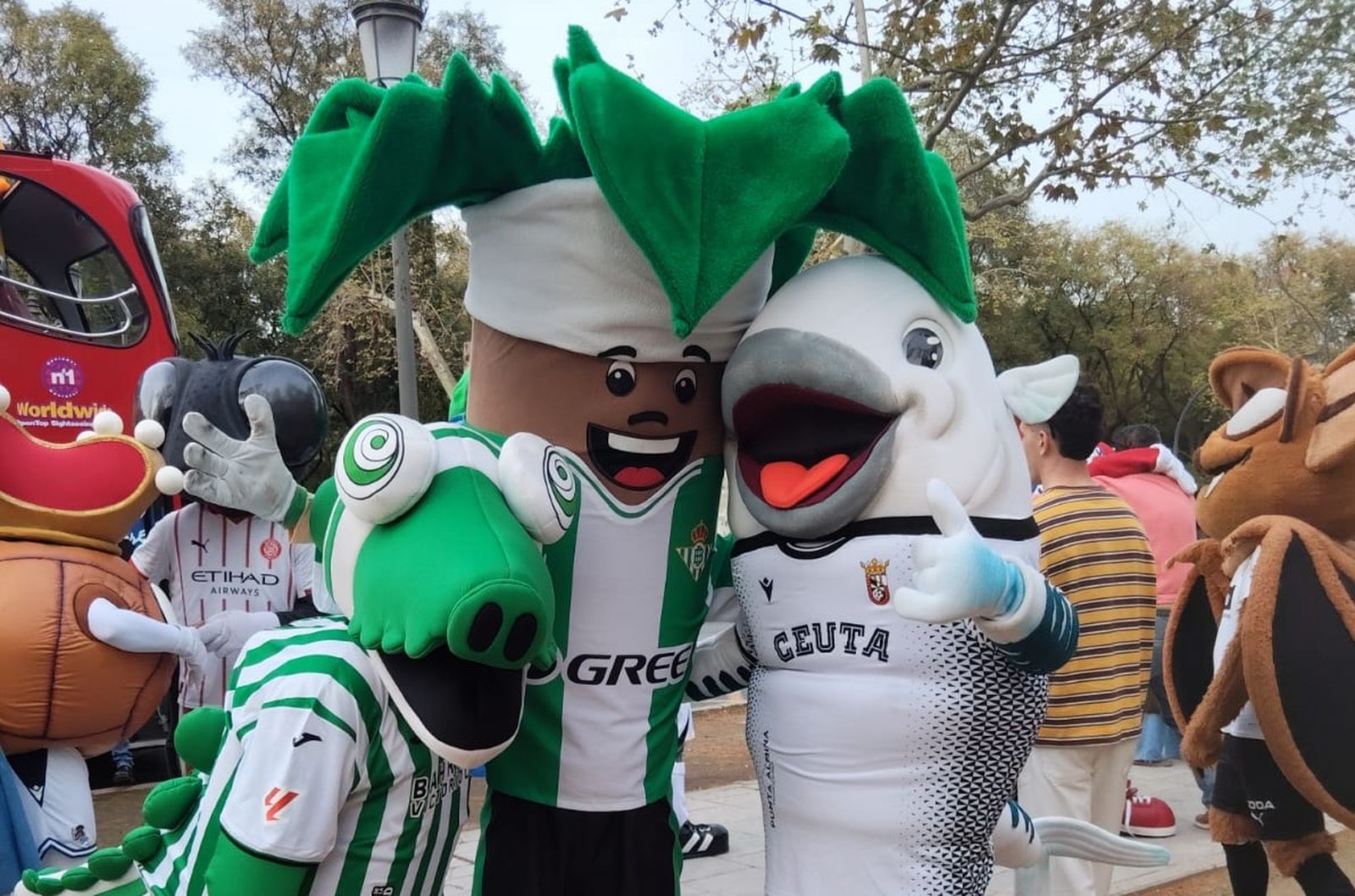 Caballati con otras mascotas del fútbol profesional