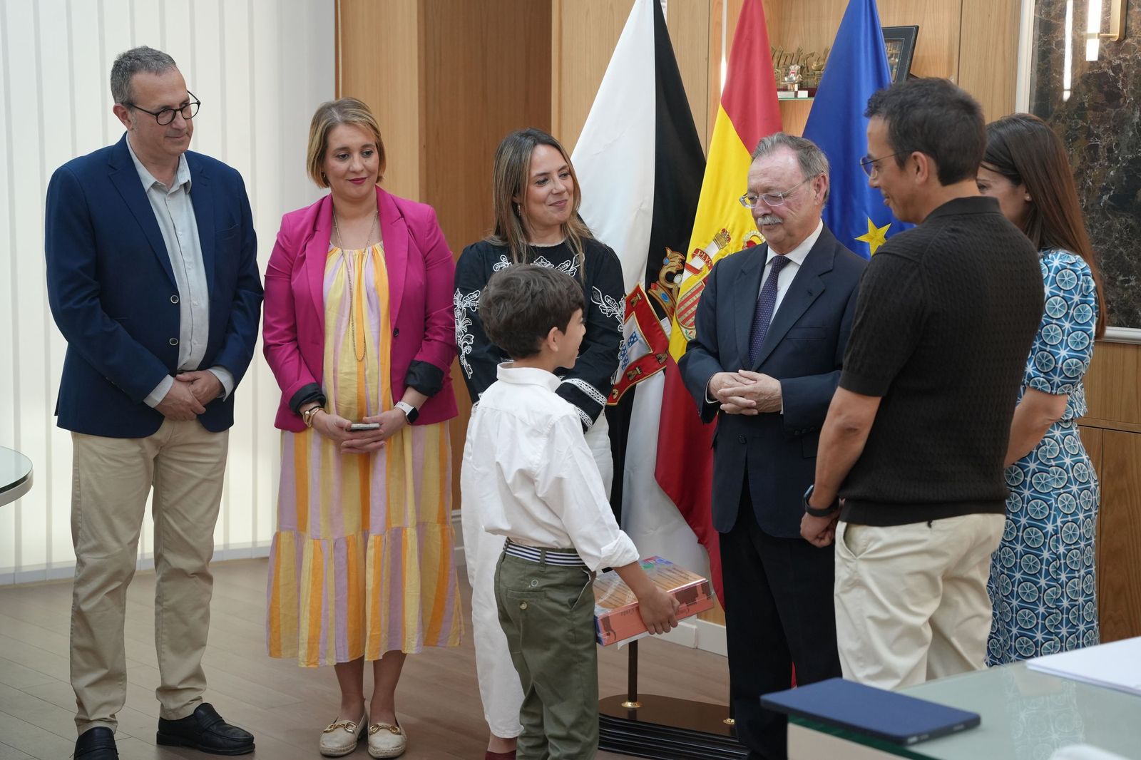 Vivas recibe a Manuel Santiago Siles, ganador del concurso escolar ¿Qué es un Rey para ti?