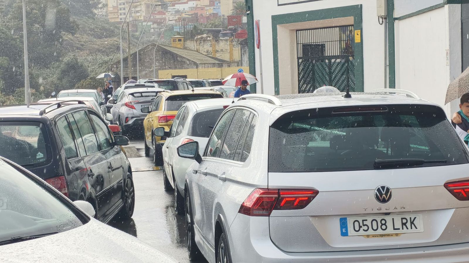 Atascos en la salida de un colegio por la tromba de lluvia y granizo