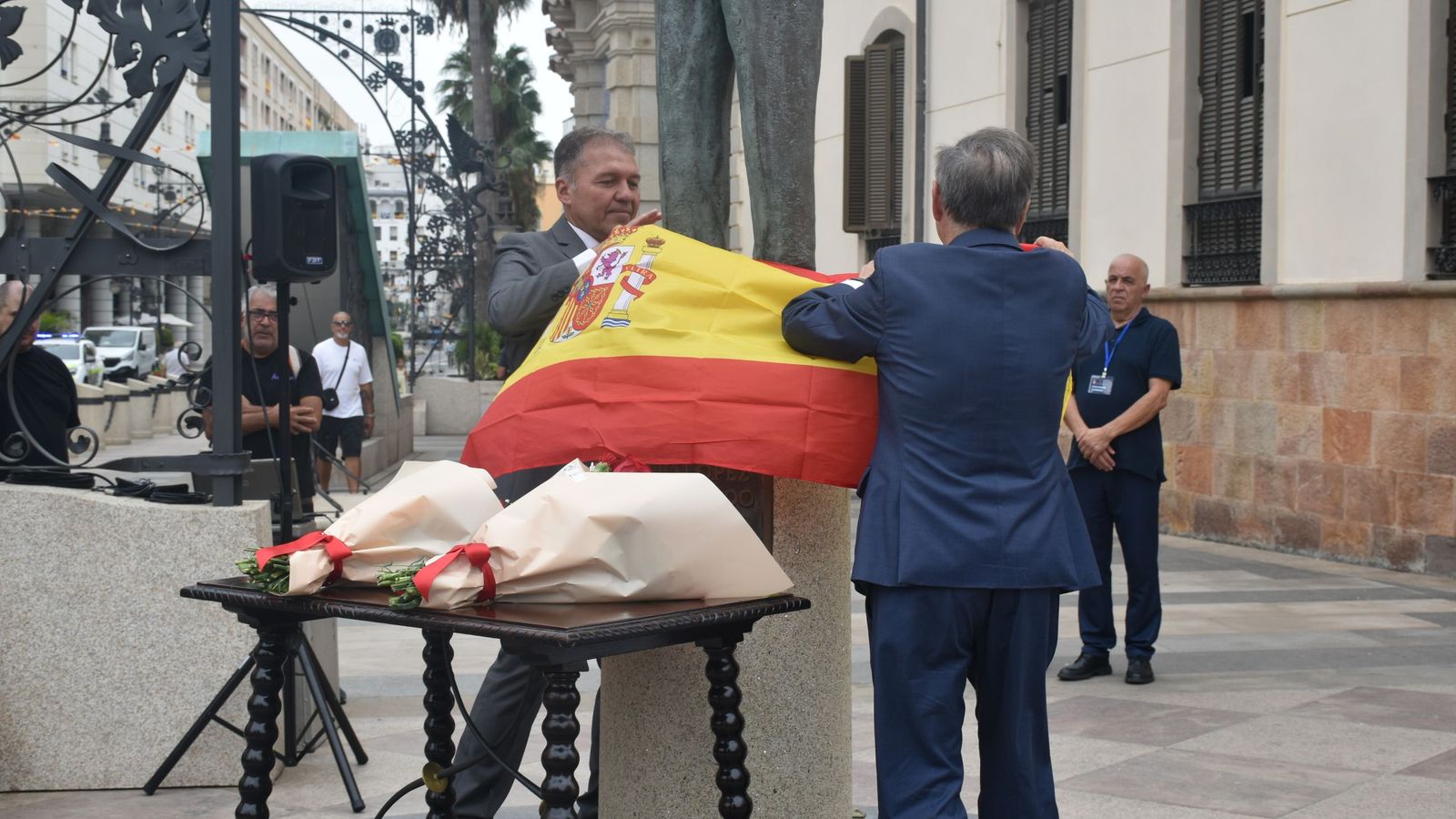 Roviralta y Vivas colocan una bandera de España a los pies de la estatua del ex alcalde