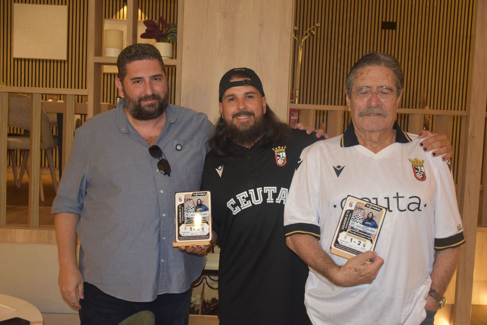 El Pueblo de Ceuta reúne a sus ‘Jugadores nº12’ y convierte su pasión por el Ceuta en cromos