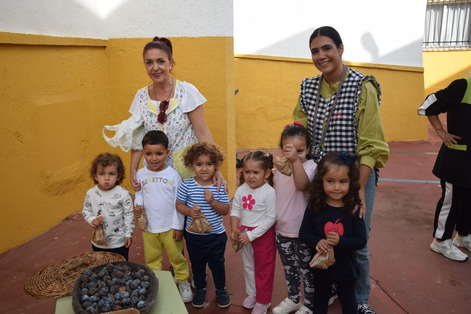 FOTGALERÍA | El Castañero visita el CEIP Ortega y Gasset y continúa su ruta por varios colegios de Ceuta