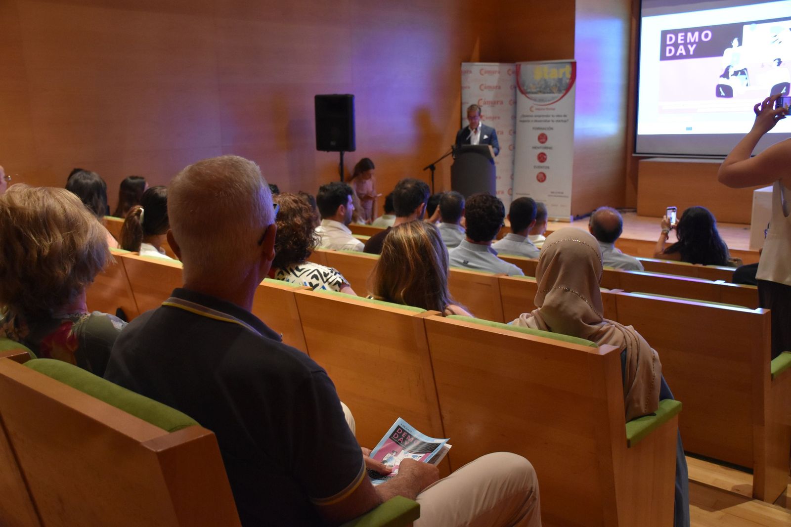 El presidente de la Cámara de Ceuta, Karim Bulaix, inaugura el Demo Day, que clausura de la Fase Desgue del programa Impulsa de la Cámara de Comercio