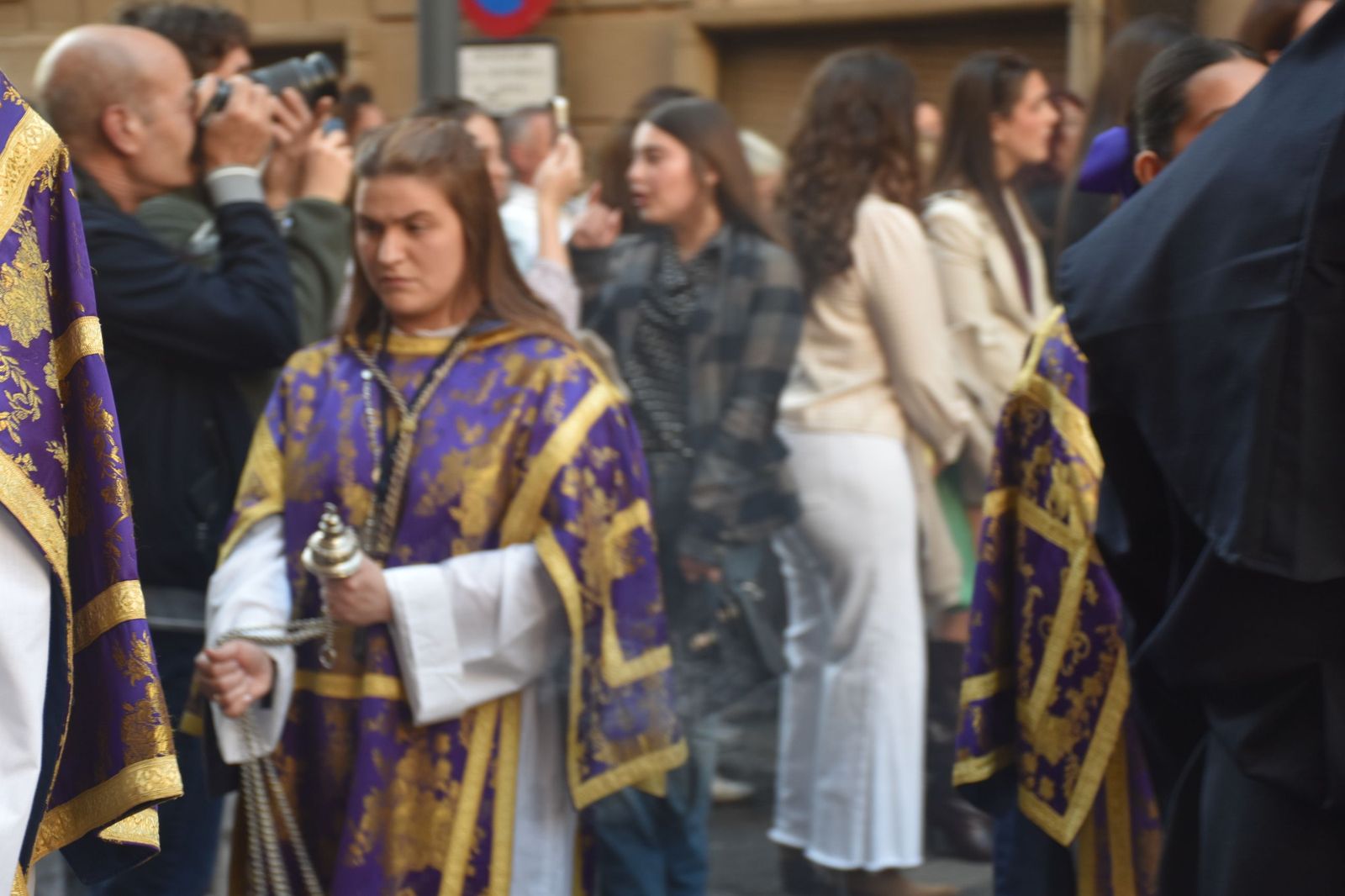 Aroma cofrade y estudiantil: Las Penas reina en el Jueves Santo