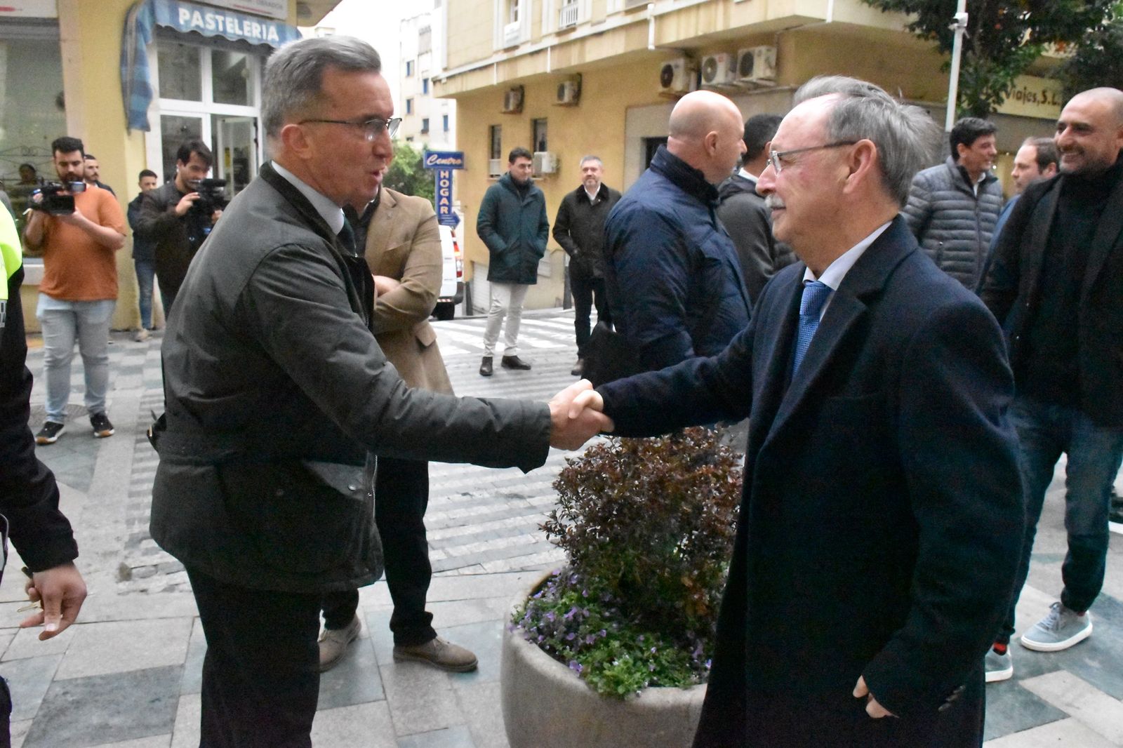 La AD Ceuta inaugura su nueva tienda con la presencia de Vivas y Luhay