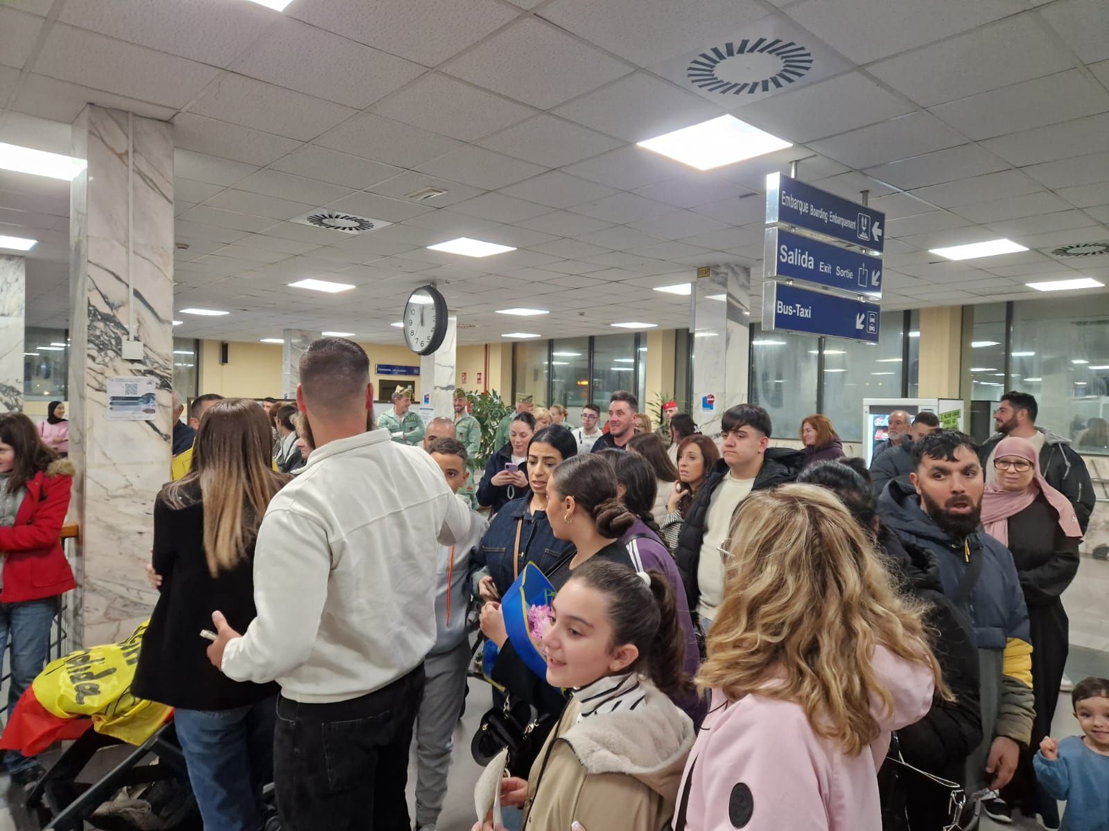 FOTOGALERÍA | De Irak a los brazos de su gente: fotogalería del regreso de la COMGECEU