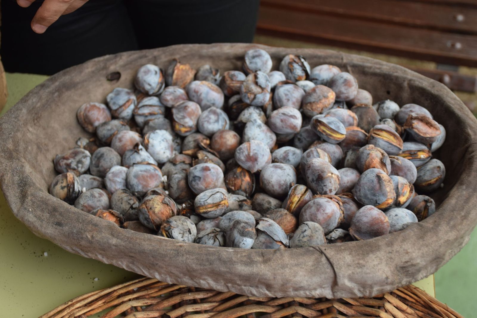 FOTOGALERÍA | El Castañero visita el Colegio San Daniel para 'encender' la tradición de La Mochila