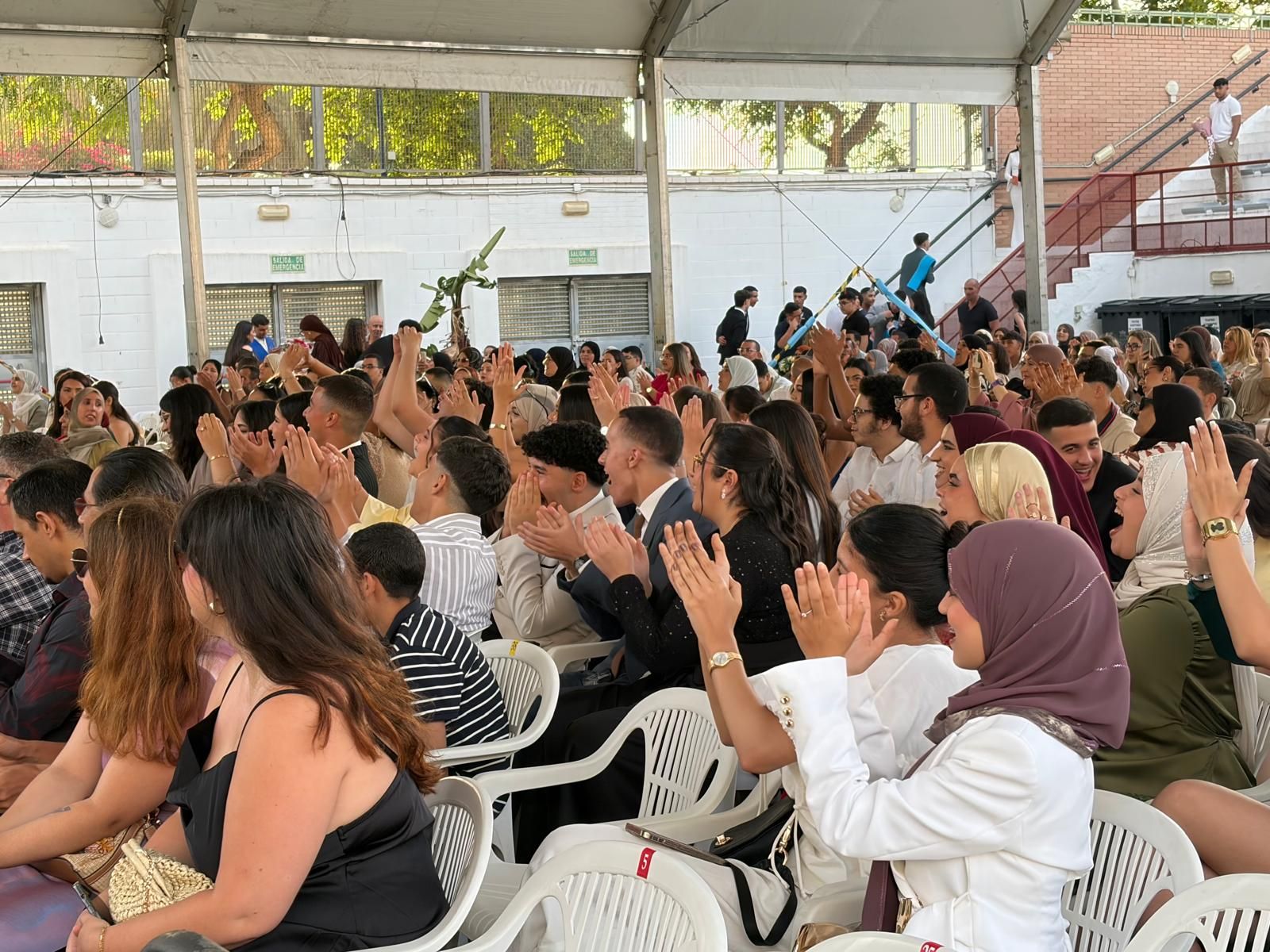 Multitudinaria graduación del Clara Campoamor en el Auditorio de la Marina