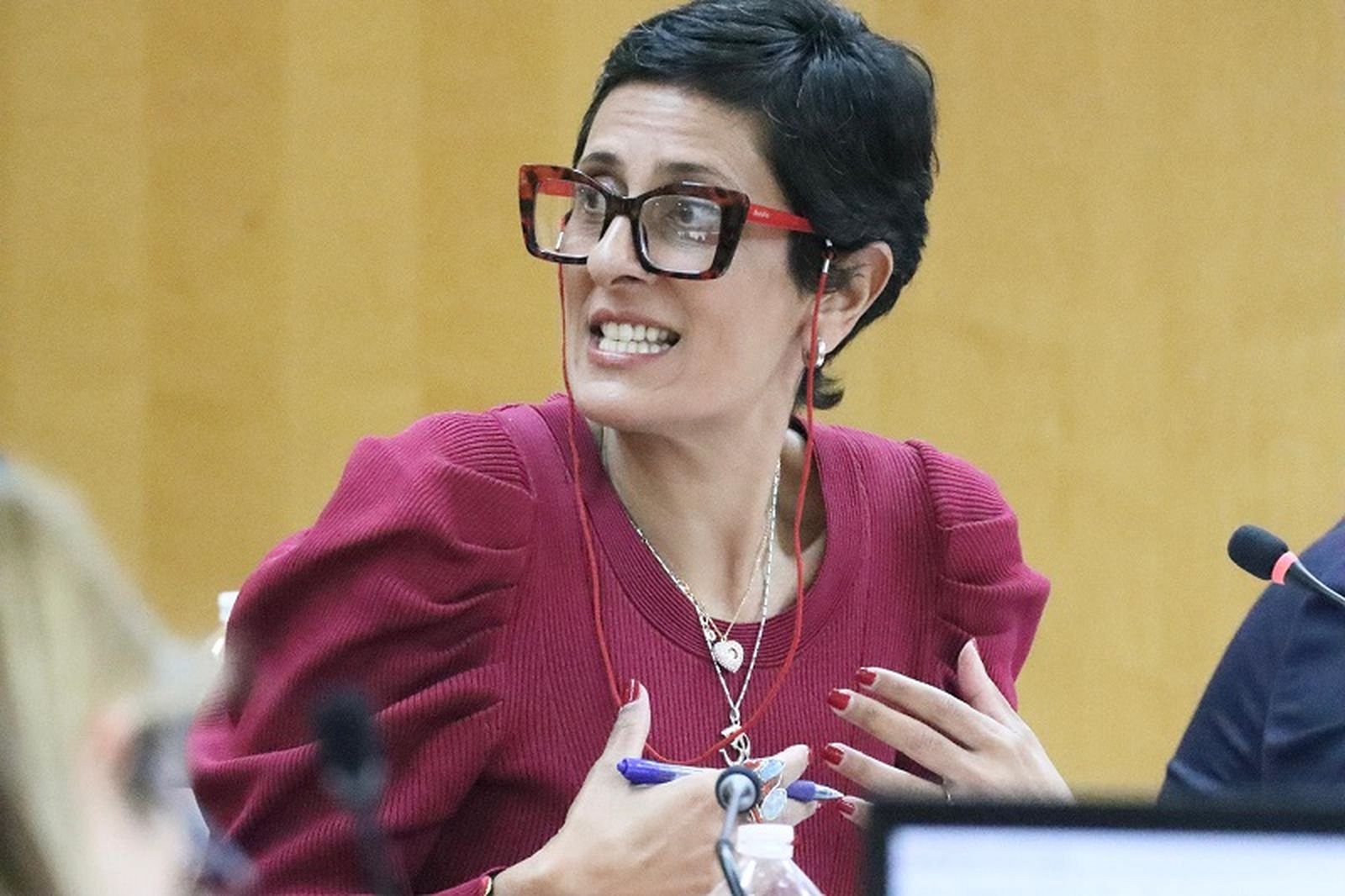 La consejera de Hacienda, Kissy Chandiramani, durante el pleno de este jueves. / FOTO REDUAN