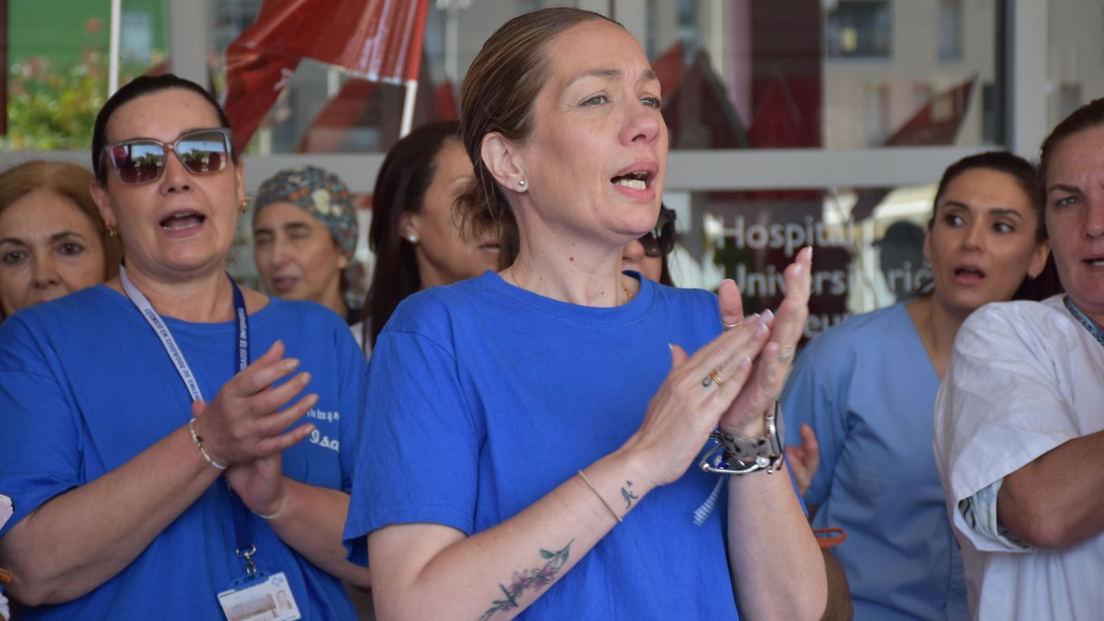 La delegada de SAE en Ceuta, Rosa de la Borbolla, durante la concentración de UGT y CCOO en el hospital por la reclasificación profesional de los técnicos sanitarios medios y superiores