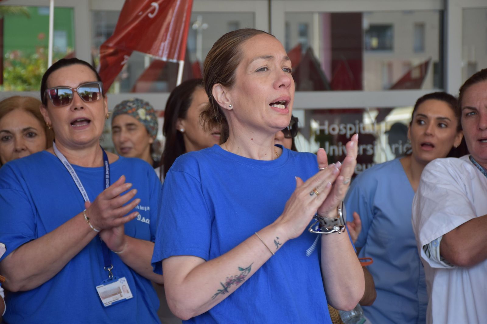 La delegada de SAE en Ceuta, Rosa de la Borbolla, durante la concentración de UGT y CCOO en el hospital por la reclasificación profesional de los técnicos sanitarios medios y superiores