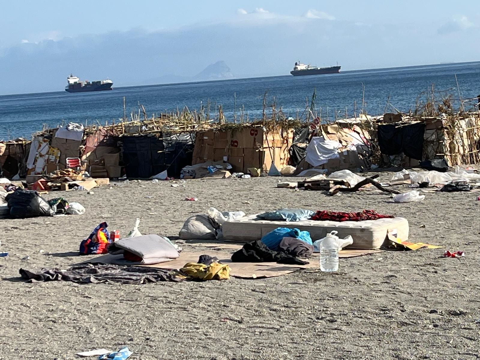 Imagen de la playa de El Trampolín tomada este jueves tras el desalojo de los migrantes que la ocupaban