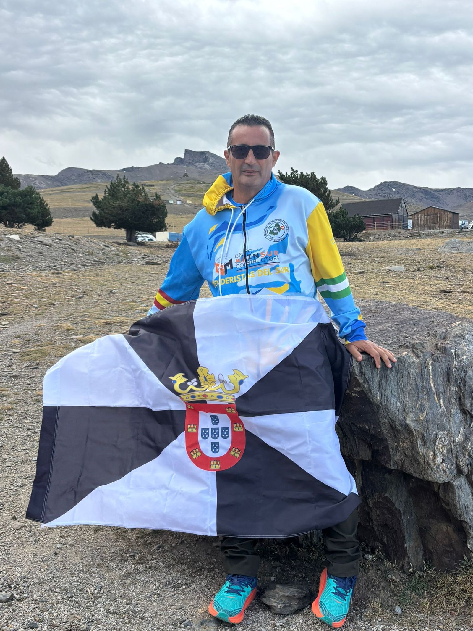 La bandera de Ceuta, en la cima del Mulhacén en apoyo a sus ciudadanos
