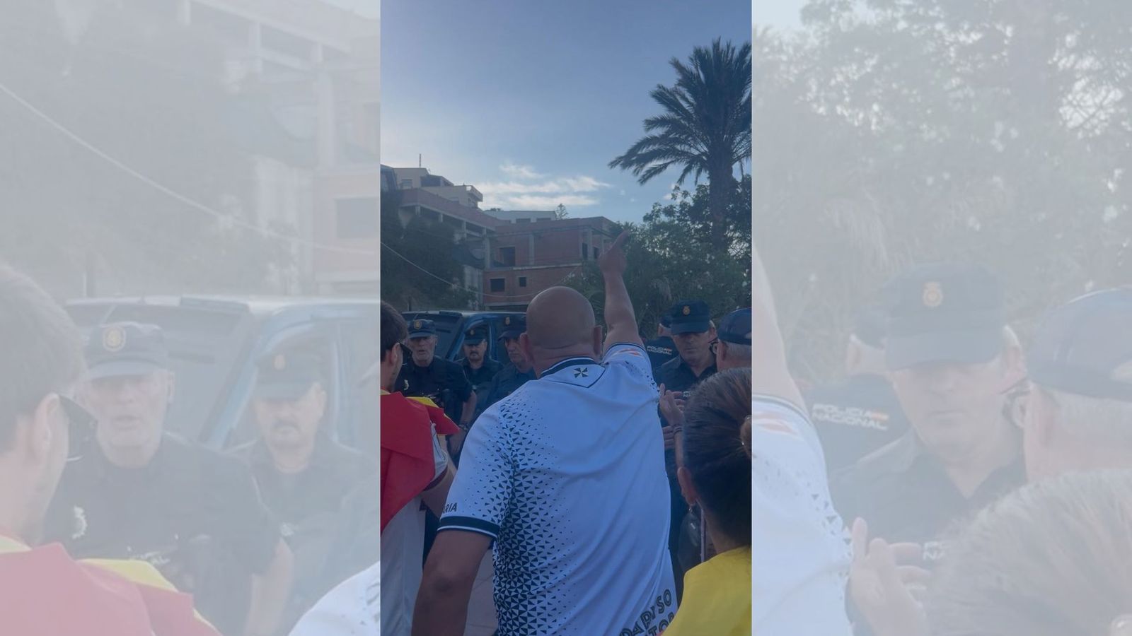 Ciudadanos de Ceuta insultan y amenazan a un periodista de un canal nacional durante una manifestación en Benítez