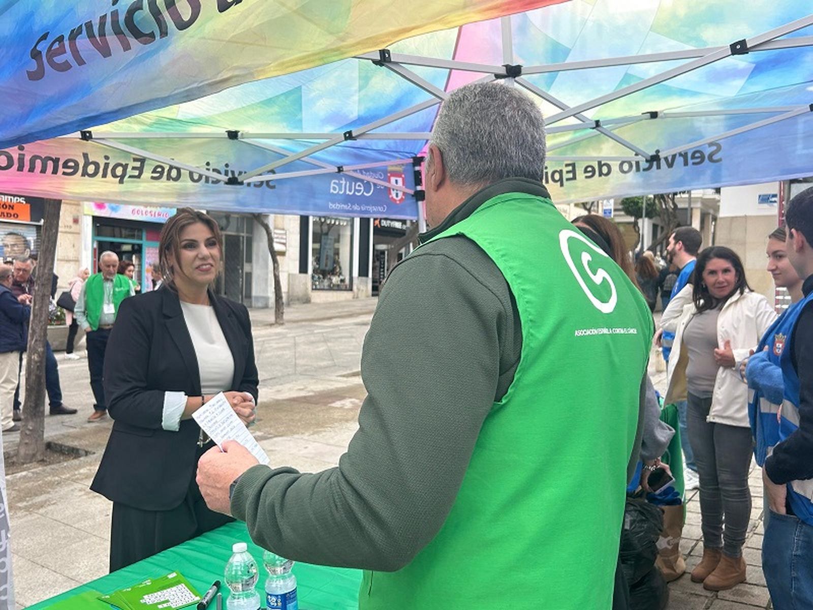 El presidente de la AECC conversa con la consejera de Sanidad. / FOTO G.S.