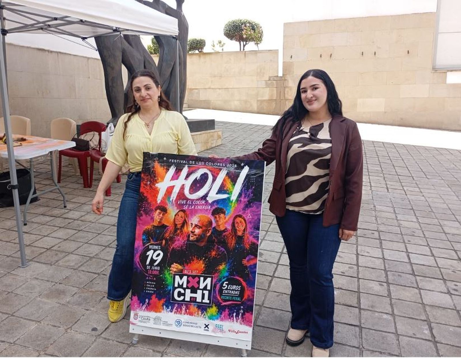 Personal de la Comunidad Hindú vendiendo ayer entradas