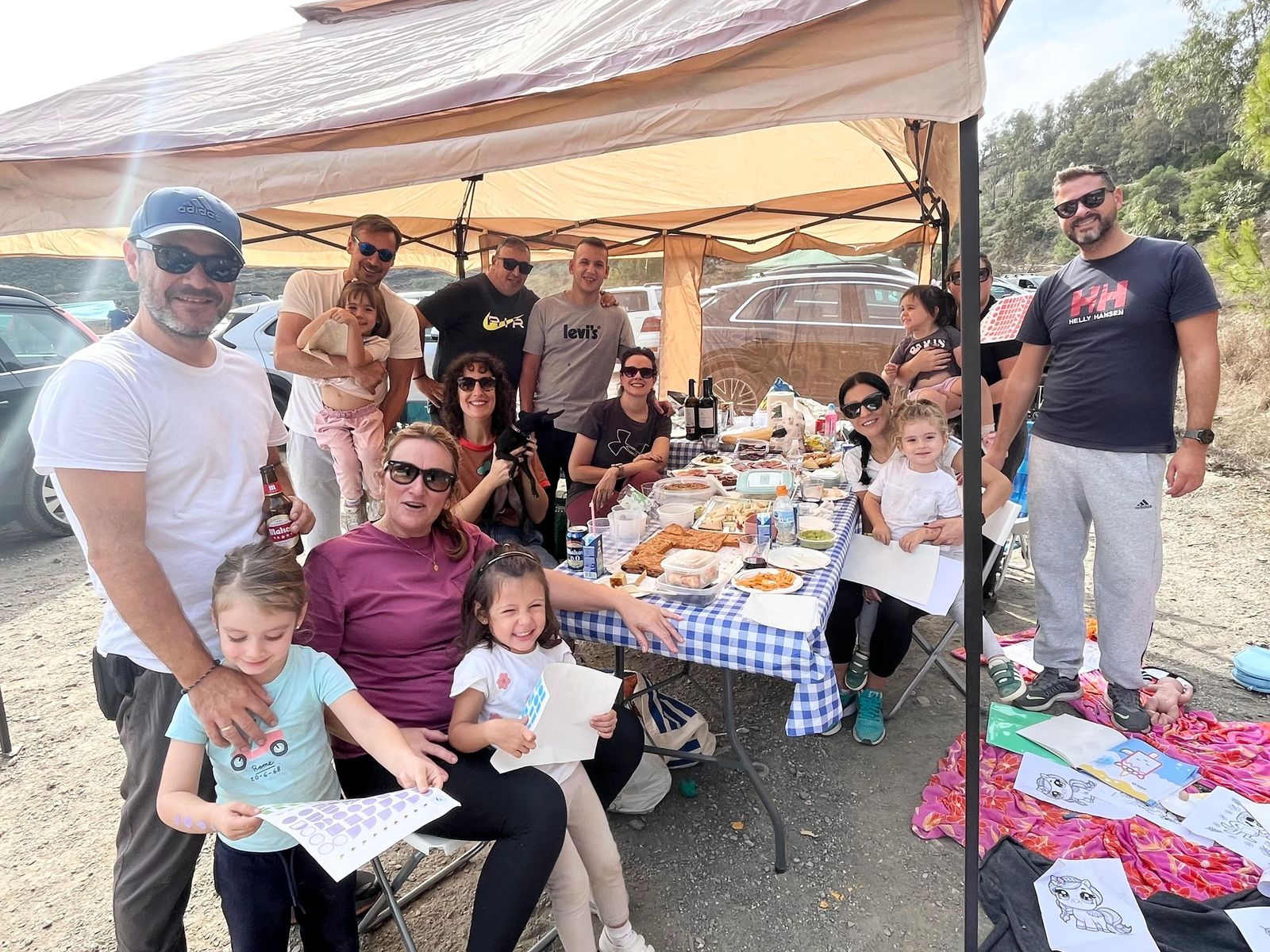 Una Mochila vivida con un ojo puesto en la preservación del entorno natural Una Mochila vivida con un ojo puesto en la preservación del entorno natural