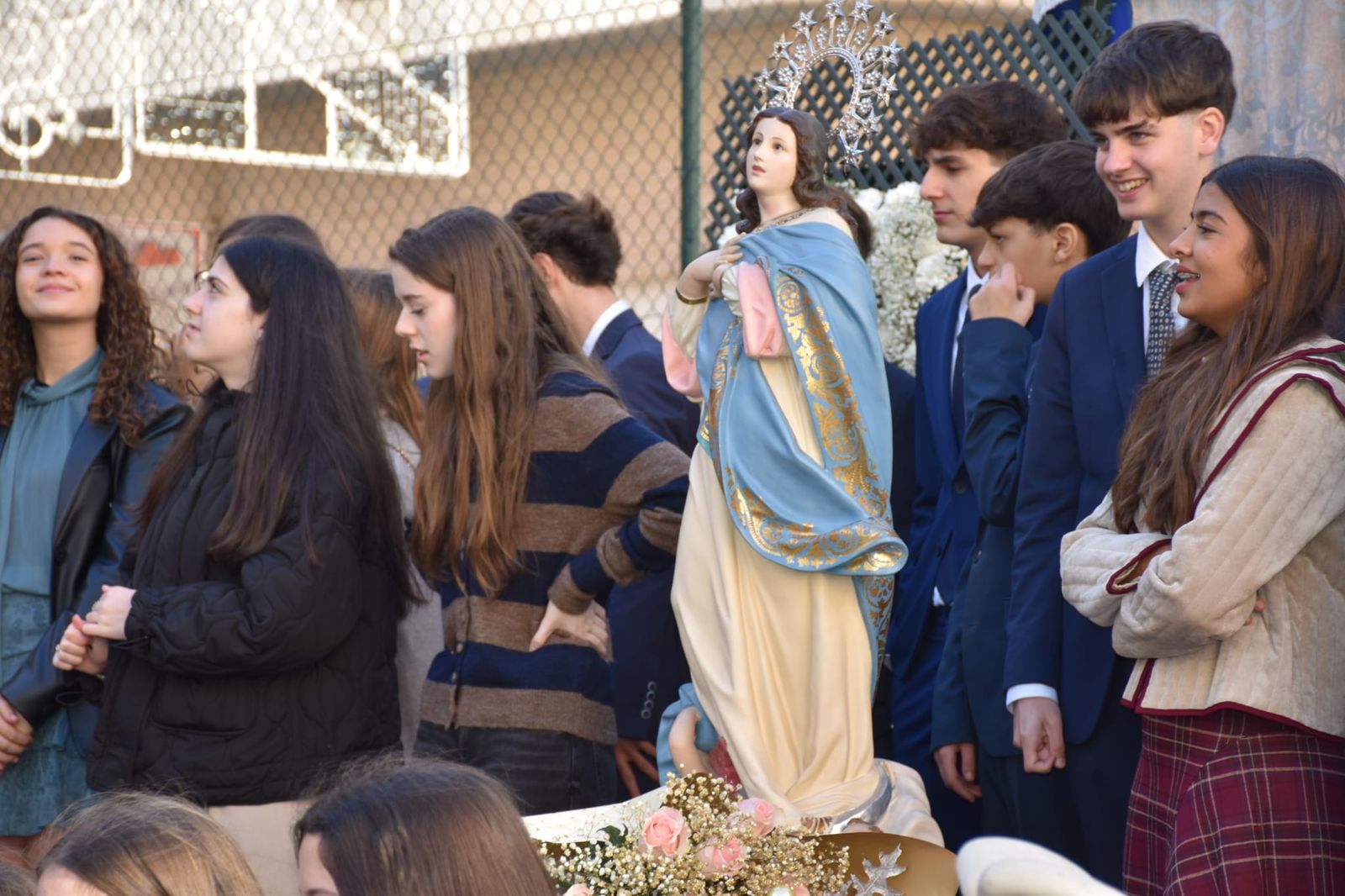 El Colegio La Inmaculada celebra su tradicional ofrenda floral a su virgen