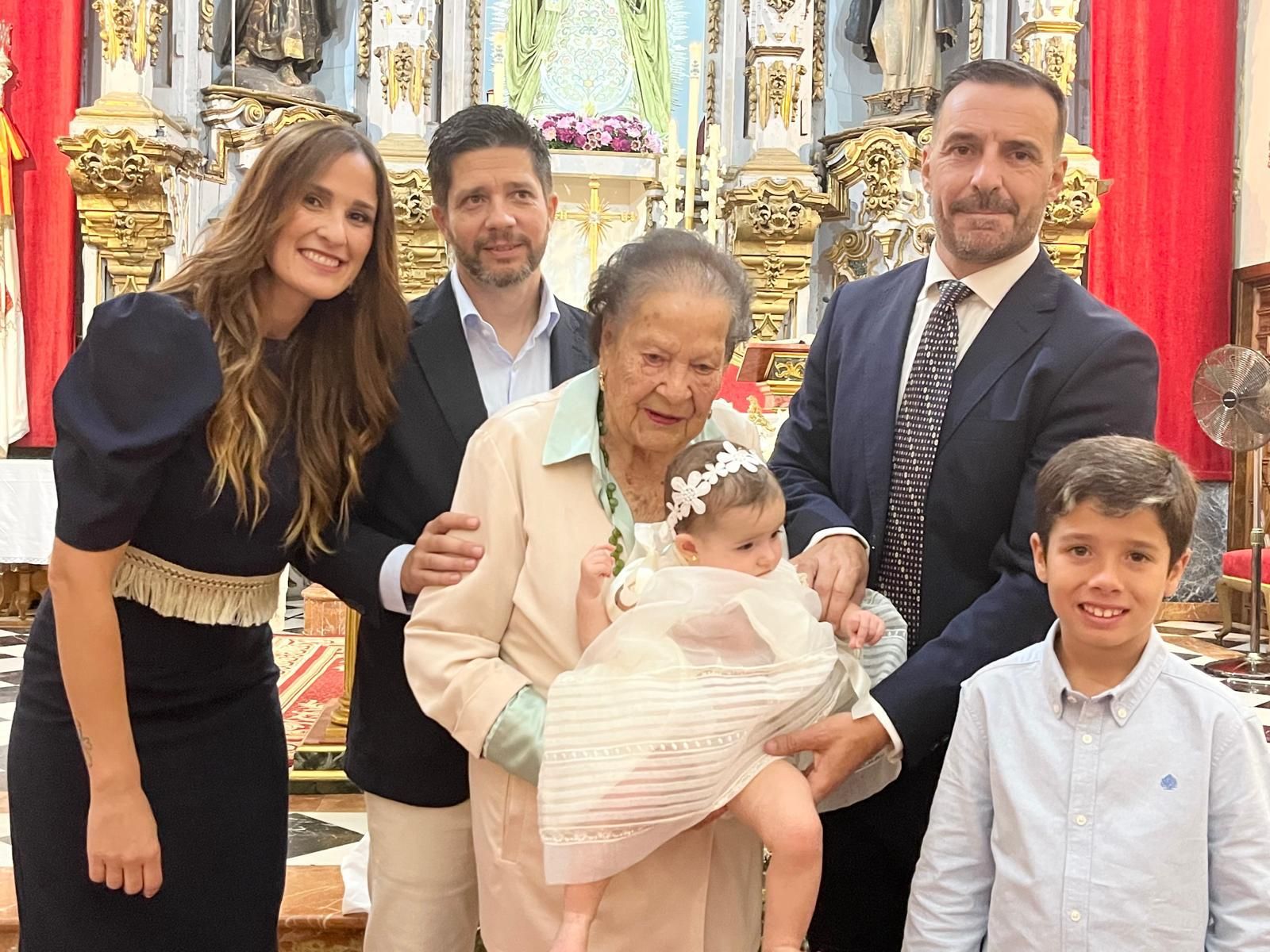 Fabián y Alba reciben el sacramento del bautismo