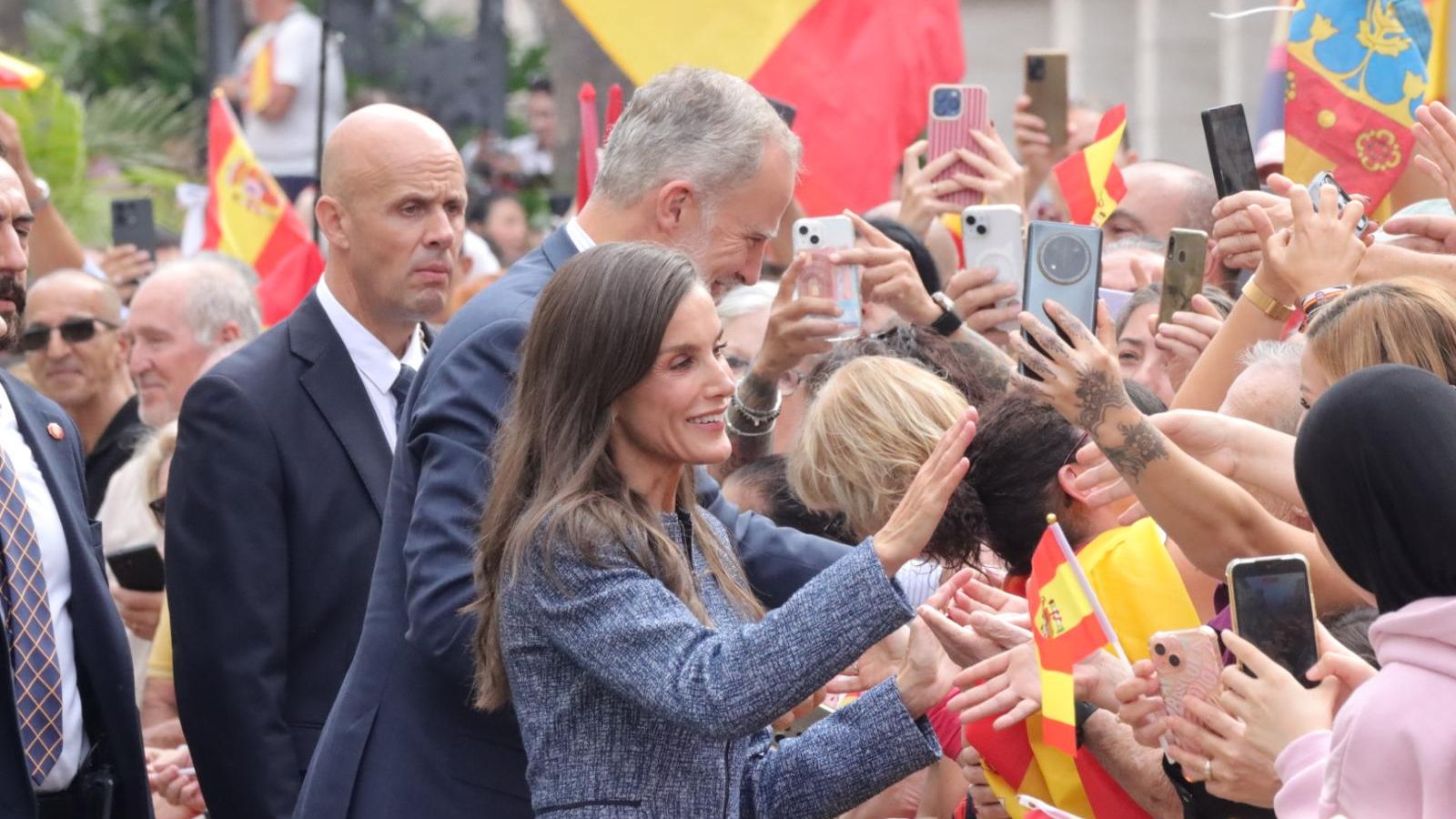 Los Reyes saludan a los ceutíes durante su llegada a la ciudad