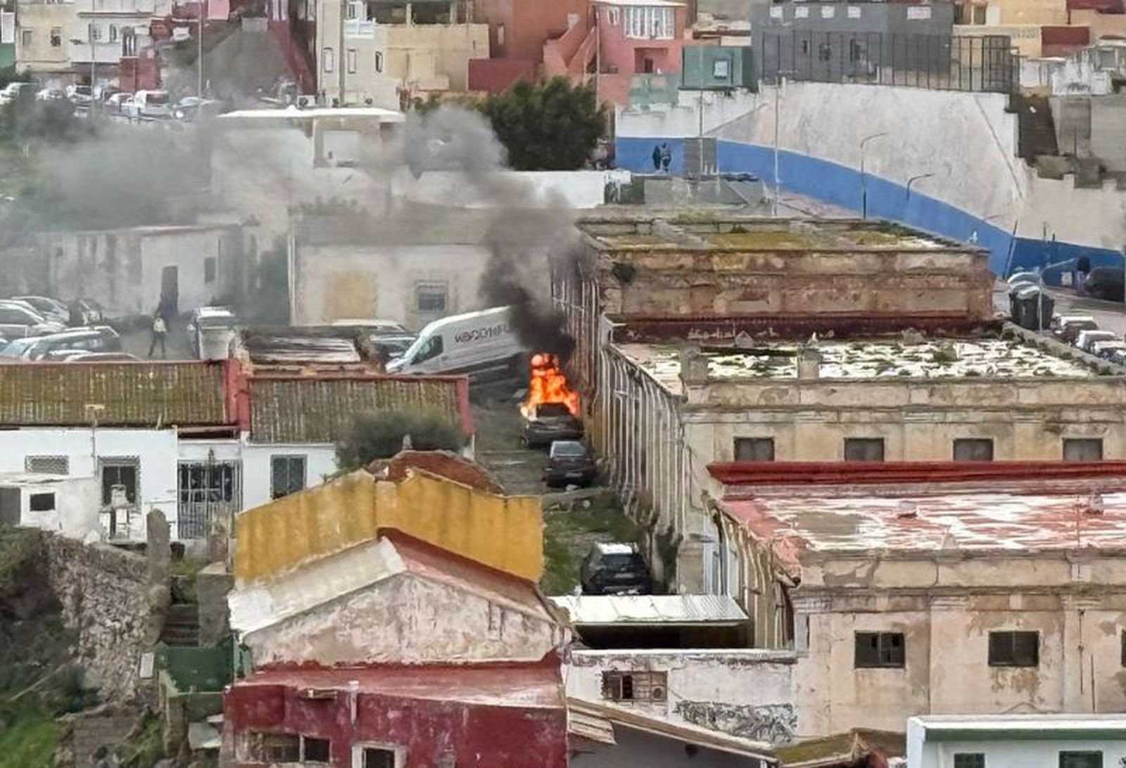 Incendio de un coche cerca del Sarchal. / FOTO LUIS RAMIRO