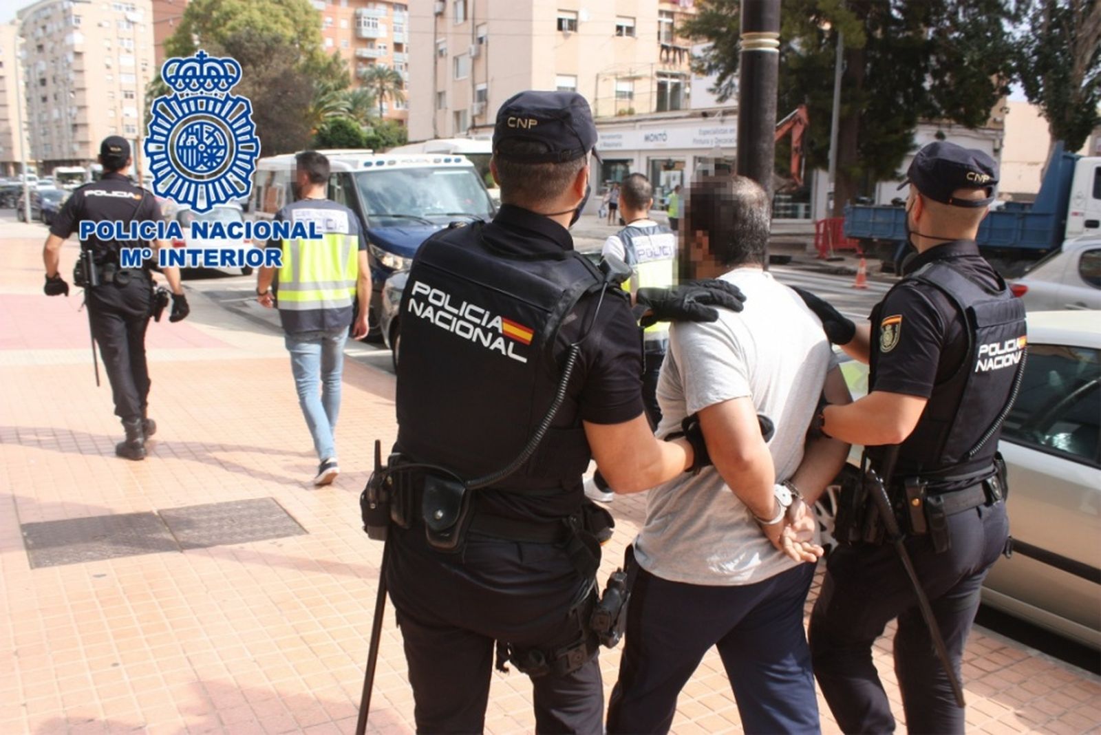 La policía nacional realizando una detención en una imagen de archivo. / FOTO EL PUEBLO