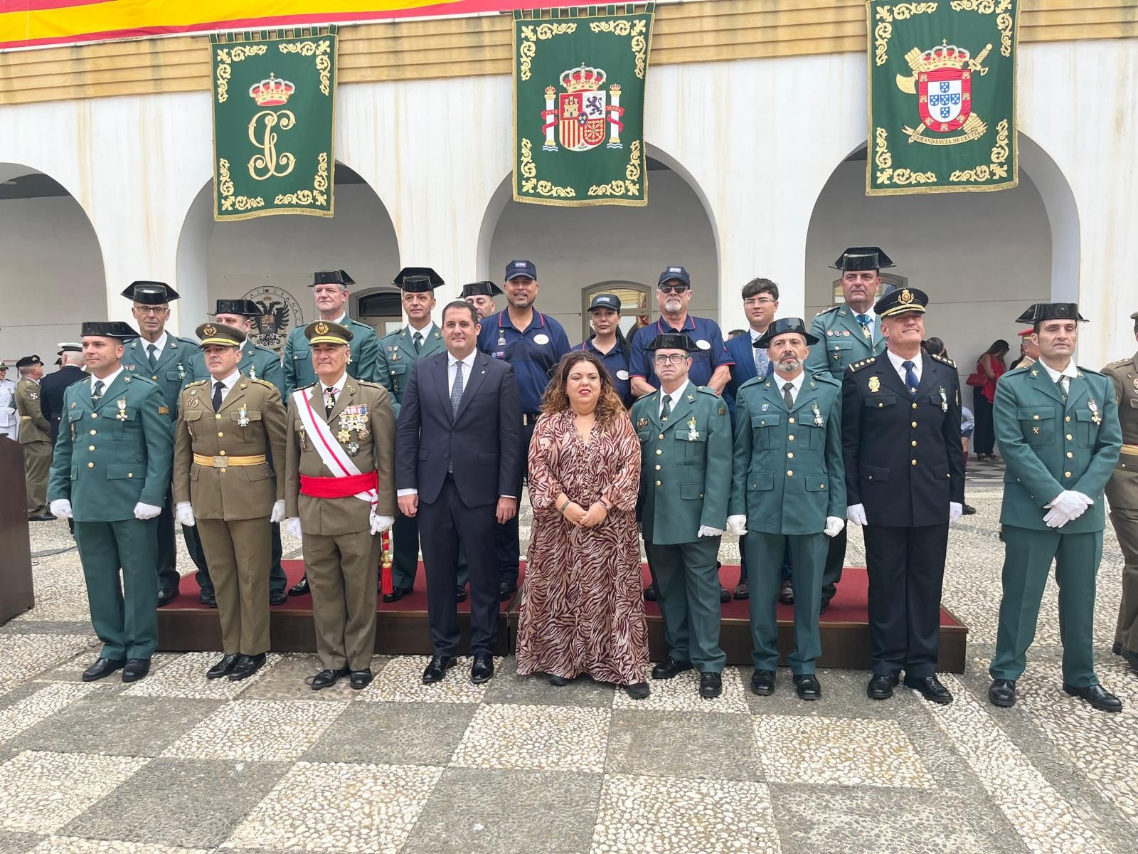 Autoridades políticas y militares durante el acto de la Guardia Civil
