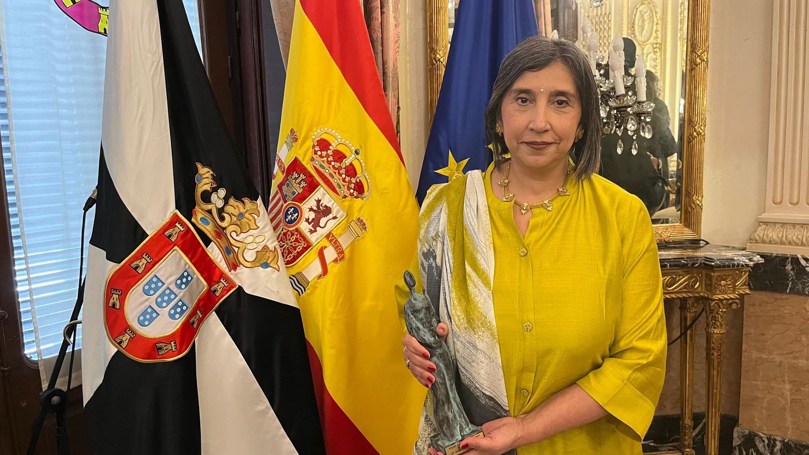 Vasdesh, con la estatuilla diseñada por Elena Laverón