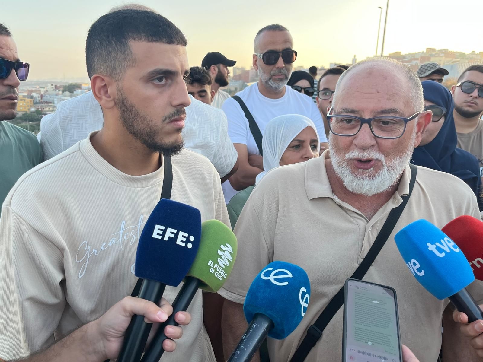 El presidente de Al Ámbar, Uzman Bersabé, y el presdiente de la asociación de vecinos de Sidi Embarek, Abdellah Mustafa
