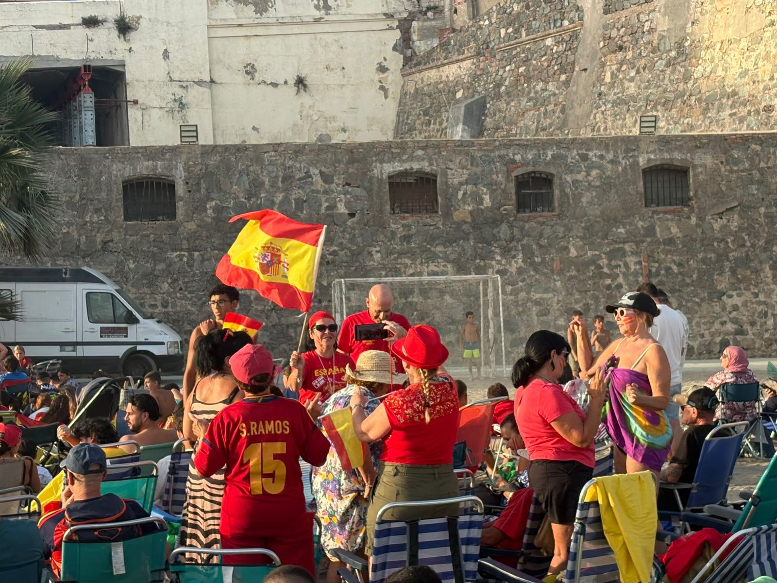 Ceuta se vuelca con España y dibuja de rojo y amarillo La Ribera