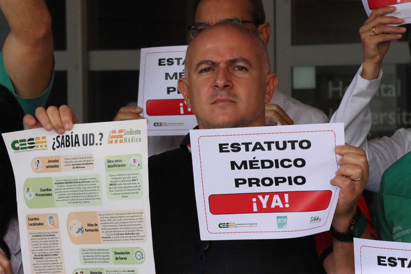 El oncólogo del HUCE Hassan Benis durante la concentración a las puertas del HUCE para exigir un estatuto propio en una jornada de huelga