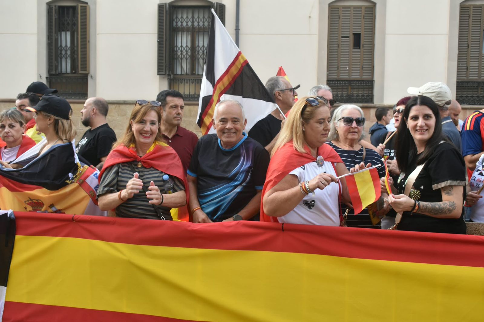 Los Reyes muestran su cercanía a los ceutíes nada más llegar a la ciudad